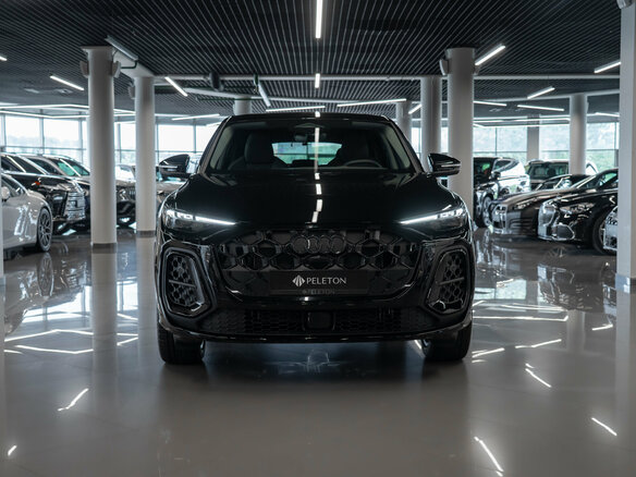 2026 Audi Q5 Sportback TFSI quattro S tronic II (GU), чёрный, 7950000 рублей - вид 2