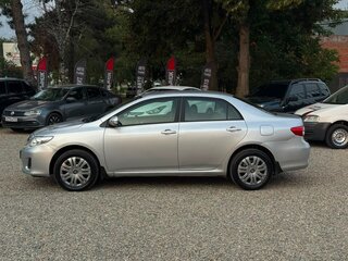 2013 Toyota Corolla X (E140, E150) Рестайлинг, серебристый, 700000 рублей, вид 4