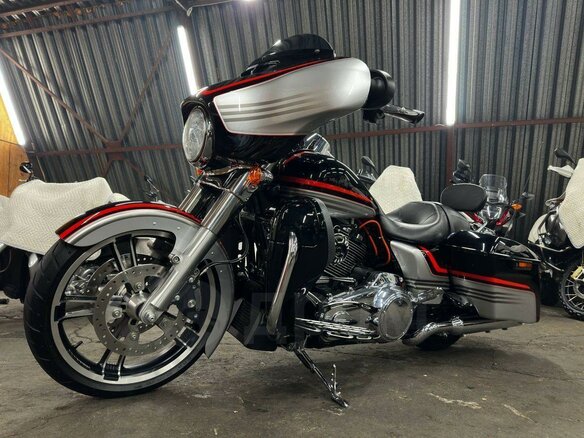 2018 Harley-Davidson Street Glide, серебристый, 1740000 рублей - вид 1