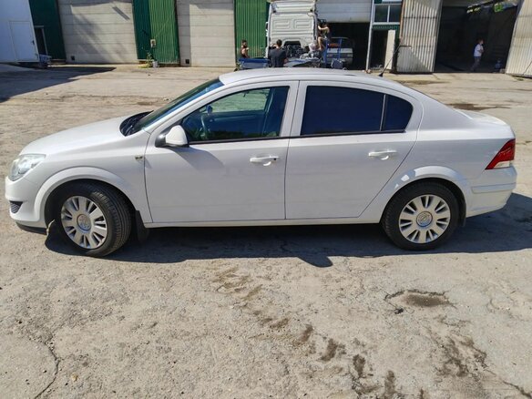 2010 Opel Astra H Рестайлинг, белый, 630000 рублей - вид 3