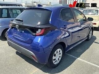 2023 Toyota Yaris L X XP150 Рестайлинг, голубой, 1350000 рублей, вид 3