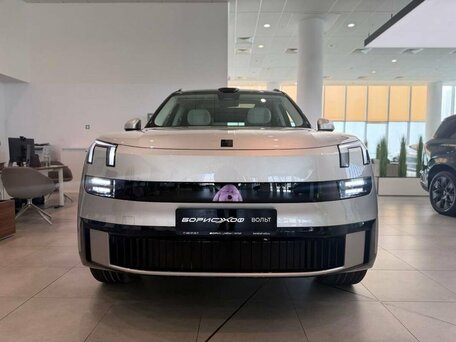 Lynk & Co 900