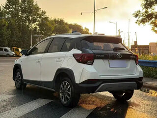2023 Toyota Yaris L X XP150 Рестайлинг, белый, 942000 рублей, вид 3