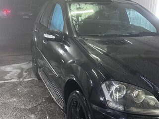 2008 Mercedes-Benz M-Класс 550 II (W164) Рестайлинг, чёрный, 1300000 рублей, вид 3