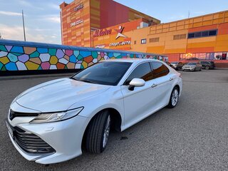 2018 Toyota Camry VIII (XV70), белый, 2450000 рублей, вид 3
