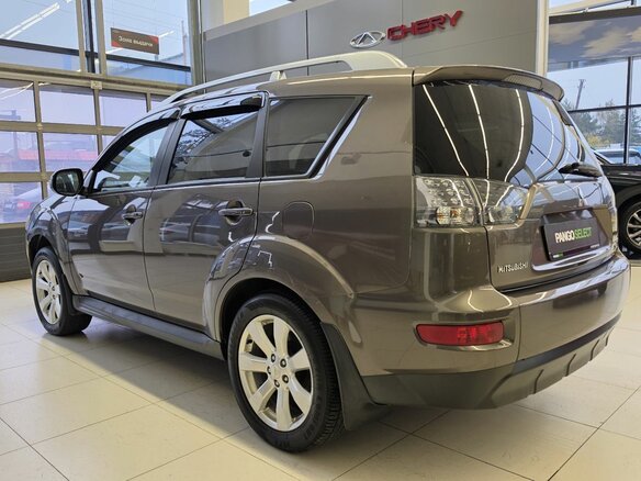 2010 Mitsubishi Outlander II Рестайлинг, коричневый, 999000 рублей - вид 5