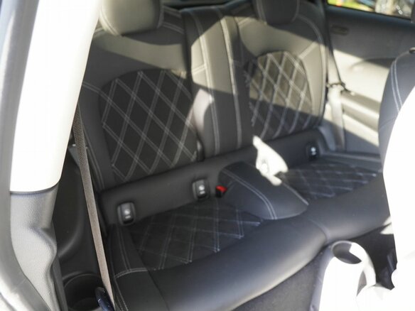 2021 Mini Hatch Cooper III (F55/F56) Рестайлинг 2, белый, 2580000 рублей - вид 16