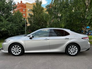 2018 Toyota Camry VIII (XV70), серебристый, 2700000 рублей, вид 3