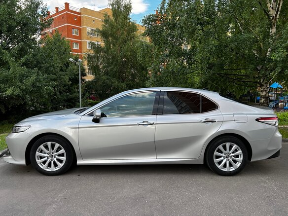 2018 Toyota Camry VIII (XV70), серебристый - вид 2