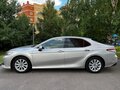 2018 Toyota Camry VIII (XV70), серебристый - вид 2