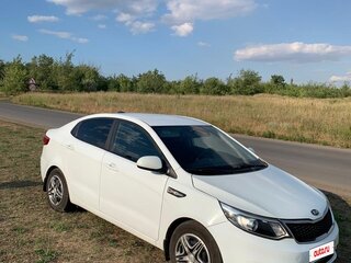 2017 Kia Rio III Рестайлинг, белый, 750000 рублей, вид 3
