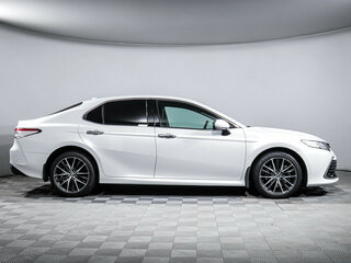 2021 Toyota Camry VIII (XV70) Рестайлинг, белый, 3729000 рублей, вид 4