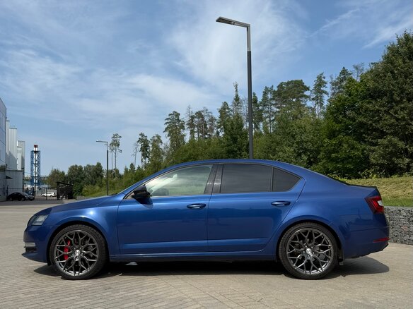 2019 Skoda Octavia III (A7) Рестайлинг, синий, 1800000 рублей - вид 5
