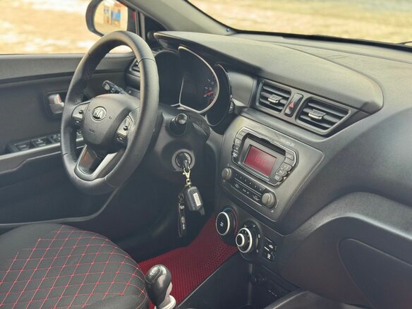 2013 Kia Rio 5-speed III, красный, 849000 рублей - вид 18