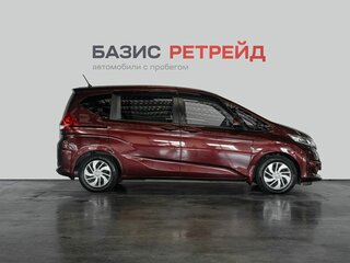 2017 Honda Freed+ II, красный, 1399000 рублей, вид 4