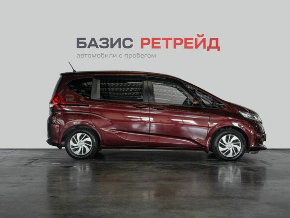 2017 Honda Freed+ II, красный, 1389000 рублей - вид 3