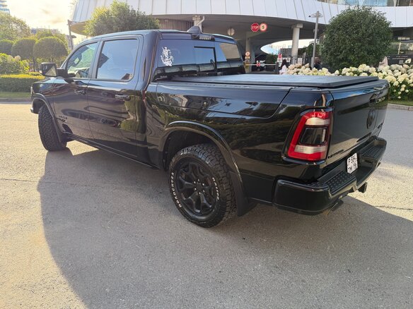 2021 Ram 1500 Quad Cab V, чёрный, 7999000 рублей - вид 3