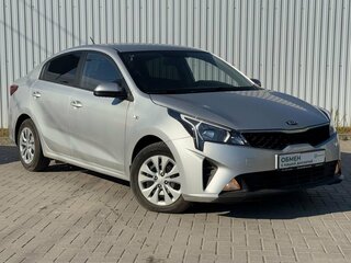2021 Kia Rio IV Рестайлинг, серебристый, 1675000 рублей, вид 4