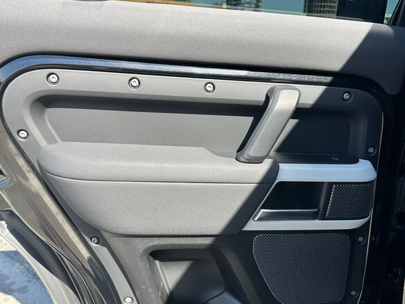 2021 Land Rover Defender 110 II, чёрный, 6300000 рублей - вид 28