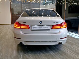 2019 BMW 5 серии 530i xDrive VII (G30/G31/G38), белый, 3350000 рублей, вид 5