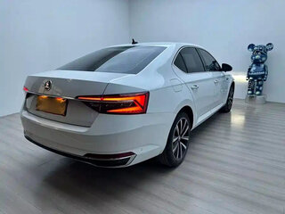 2023 Skoda Superb III Рестайлинг, белый, 1730000 рублей, вид 4