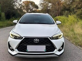 2023 Toyota Yaris L X XP150 Рестайлинг, белый, 1710000 рублей, вид 2