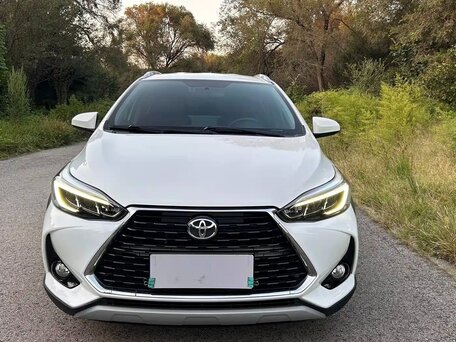 2023 Toyota Yaris L X XP150 Рестайлинг, белый, 1710000 рублей, вид 2