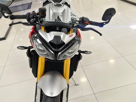 2026 Triumph Street Triple, серый, 1580000 рублей, вид 4