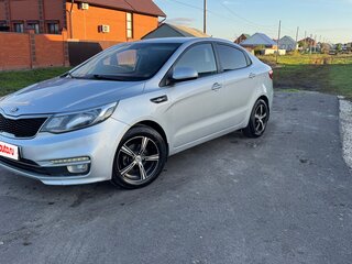 2015 Kia Rio III Рестайлинг, серебристый, 840000 рублей, вид 2