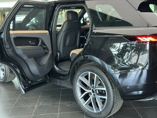 2026 Land Rover Range Rover Sport P400 MHEV III, чёрный, 18500000 рублей, вид 4