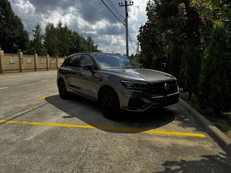 2019 Volkswagen Touareg III, серый, 4850000 рублей, вид 2