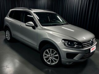 2015 Volkswagen Touareg II Рестайлинг, серебристый, 2280000 рублей, вид 1