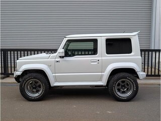 2022 Suzuki Jimny Sierra IV, белый, 1378000 рублей, вид 2