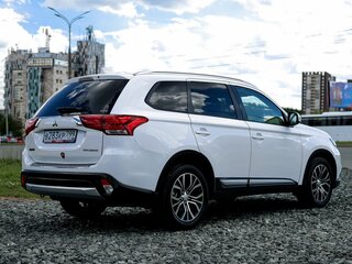 2018 Mitsubishi Outlander III Рестайлинг 2, белый, 2370000 рублей, вид 5