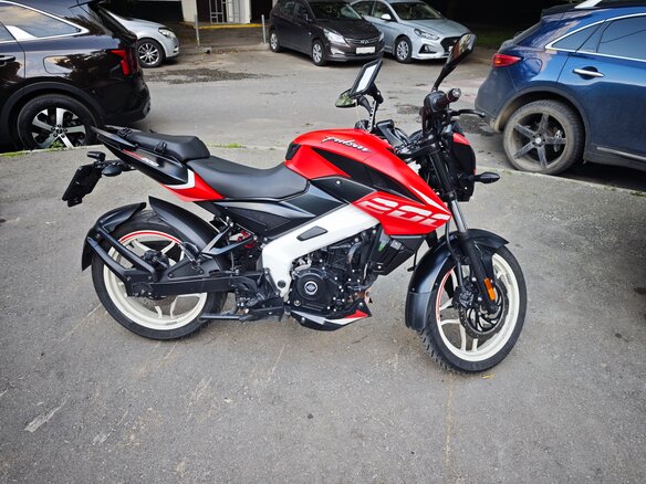 2021 Bajaj Pulsar NS 200, красный, 200000 рублей - вид 1