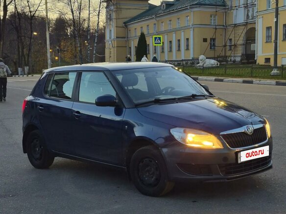 2011 Skoda Fabia II Рестайлинг, синий, 500000 рублей - вид 3