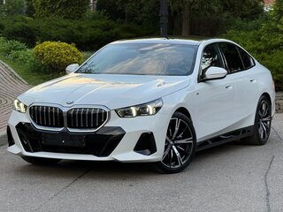 2025 BMW 5 серии 530i xDrive VIII (G60/G61/G68), белый, 8590000 рублей, вид 1