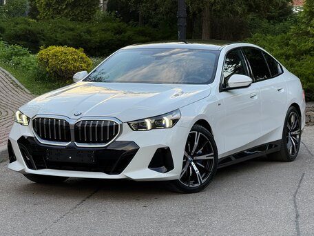 2025 BMW 5 серии 530i xDrive VIII (G60/G61/G68), белый, 8390000 рублей, вид 1