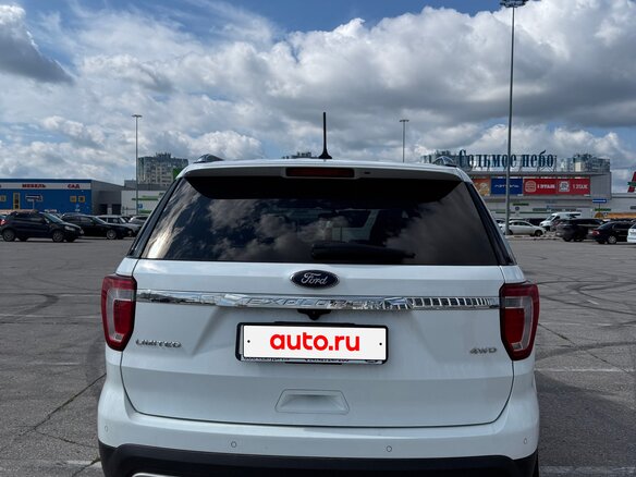 2017 Ford Explorer V Рестайлинг, белый, 2490000 рублей - вид 5