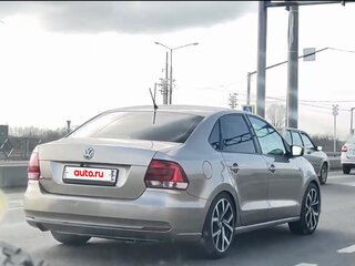 2015 Volkswagen Polo V Рестайлинг, бежевый, 860000 рублей, вид 3