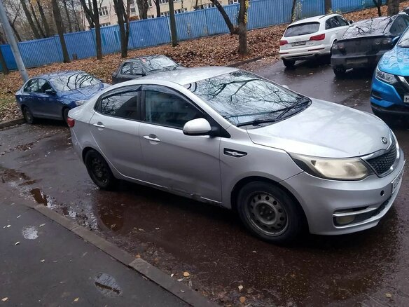 2015 Kia Rio III Рестайлинг, серебристый, 400000 рублей