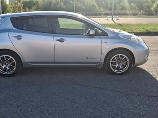 2015 Nissan Leaf (EM57) I (ZE0/AZE0), серебристый, 1200000 рублей, вид 3