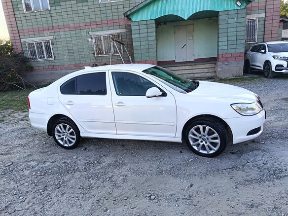 2013 Skoda Octavia II (A5) Рестайлинг, белый, 600000 рублей - вид 3