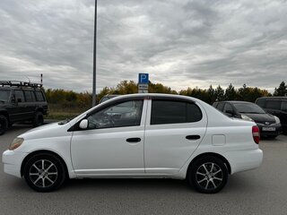 2001 Toyota Platz, белый, 370000 рублей, вид 3