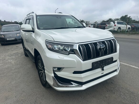 2021 Toyota Land Cruiser Prado 150 Series Рестайлинг 3, белый, 5700000 рублей