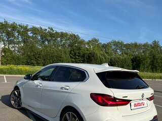 2021 BMW 1 серии M135i xDrive III (F40), белый, 4099000 рублей, вид 4