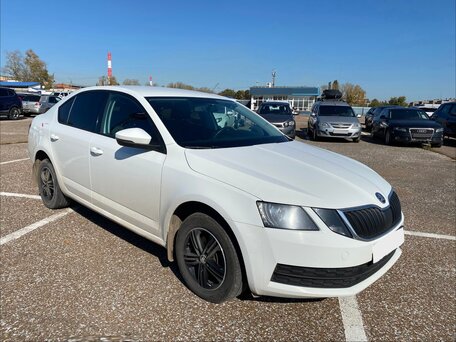 2017 Skoda Octavia III (A7) Рестайлинг, белый, 1200000 рублей, вид 1