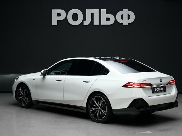 2025 BMW 5 серии 530i xDrive VIII (G60/G61/G68), белый, 8600000 рублей - вид 8