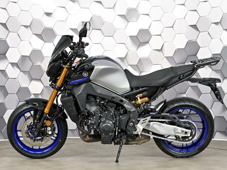 2023 Yamaha MT-09 (FZ-09), серебристый, 1127000 рублей, вид 4