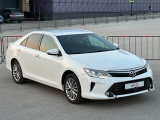 2016 Toyota Camry VII (XV50) Рестайлинг, белый, 2497000 рублей, вид 4